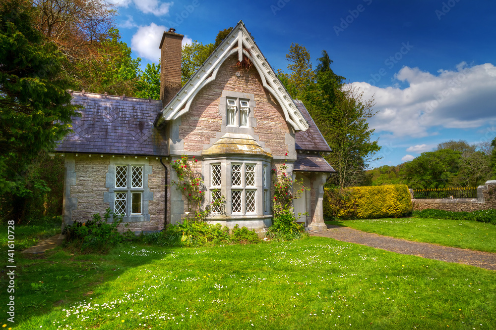 Fairy tale cottage house in Killarney National Park, Ireland - obrazy, fototapety, plakaty 