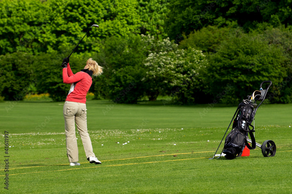 Obraz premium Golfspielerin beim Abschlag