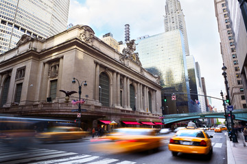 Sierkussen New York taxi Grand Central Terminal met verkeer  © Oleksandr Dibrova