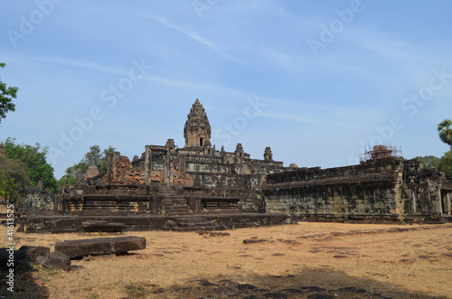 Templo de Bakong. Grupo de Roluos. Angkor. Camboya photo