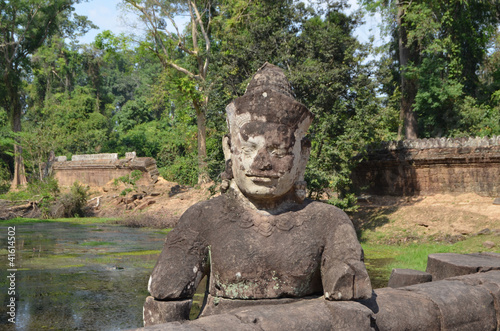 Figura de un dios en el puente de acceso al templo de Preah Khan