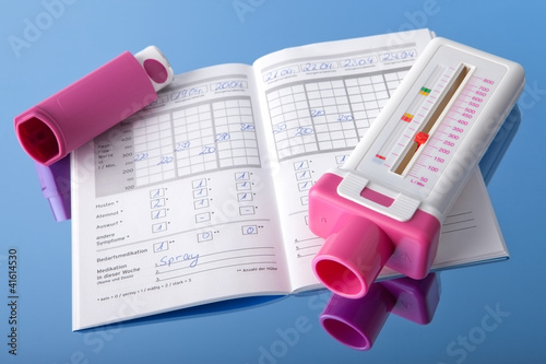 Peakflowmeter, COPD-Tagebuch und Inhalator photo