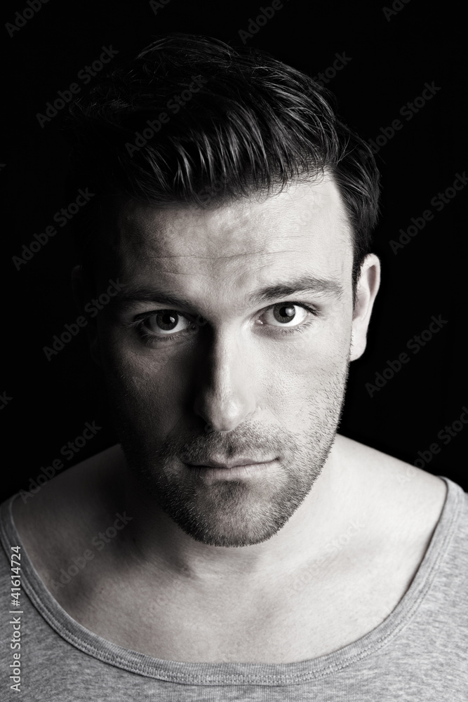 Fototapeta premium Dunkles Portrait eines Mannes