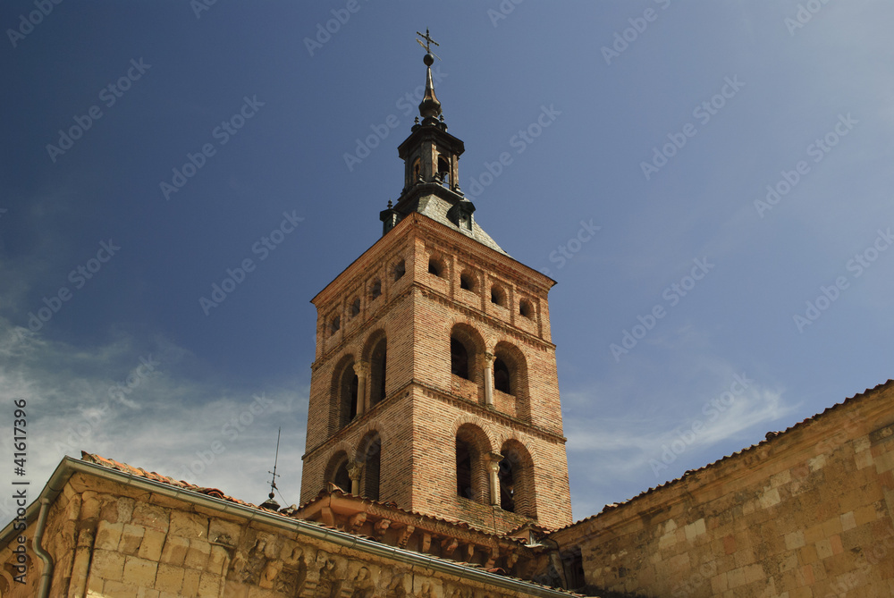 Torre de una iglesia de Segovia