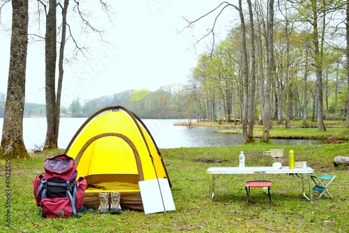 湖畔のキャンプ風景