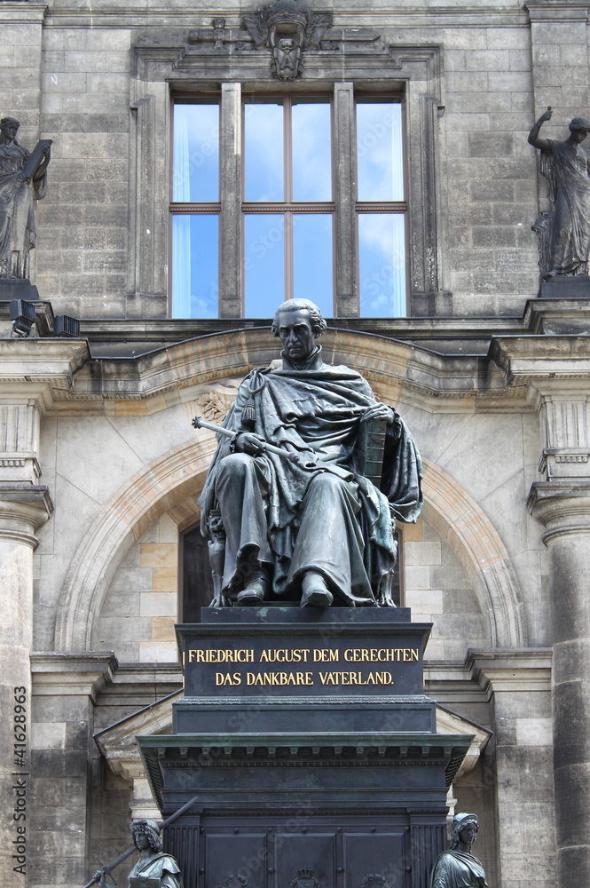 Friedrich August statue