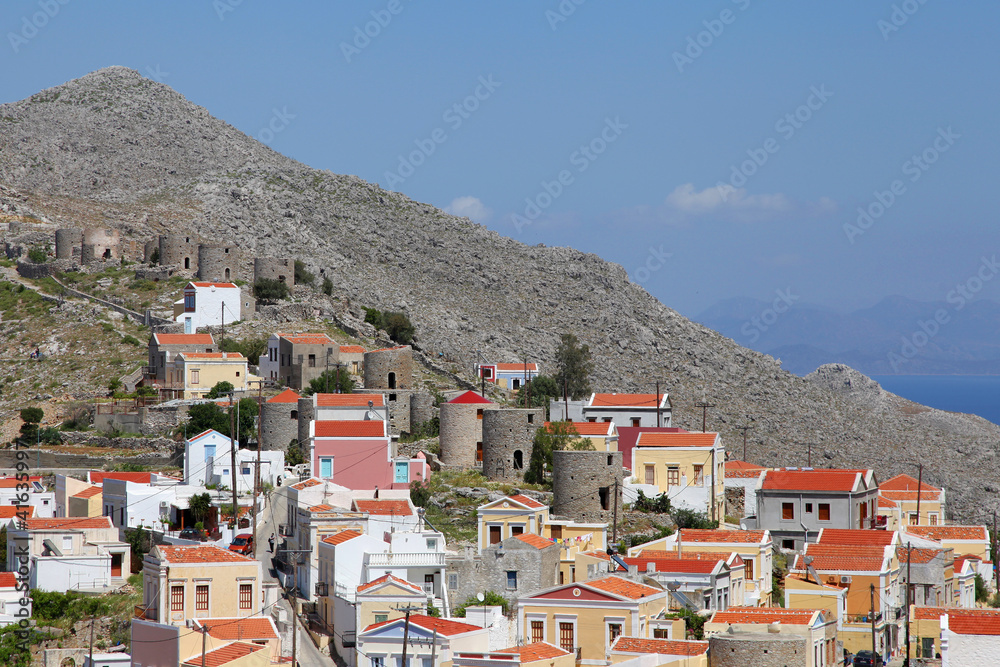 alte Windmühlen auf der Insel Symi, Griechenland