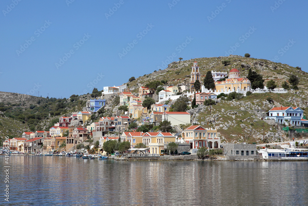 Häuser und Kirche am Hafen von Symi