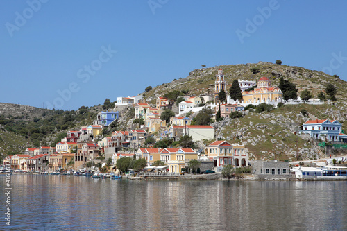 Häuser und Kirche am Hafen von Symi