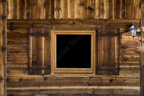 Fenster in der Almhütte