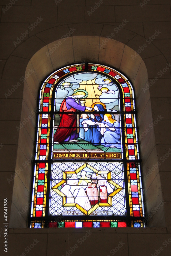 Vitrail de l'église du Cœur-Immaculé-de-Marie à Suresnes