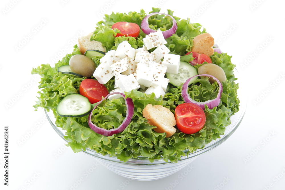 insalata mista con feta e pomodori su sfondo bianco insalata mista con feta e pomodori su sfondo bianco