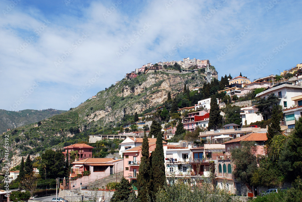 Sizilien - Blick von Taormina nach Castelmola