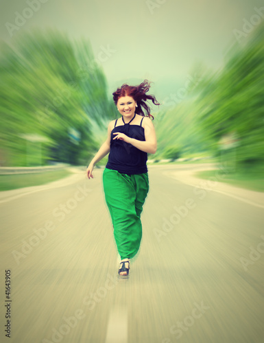 Konstfotografi happy, cheerful girl running down the road