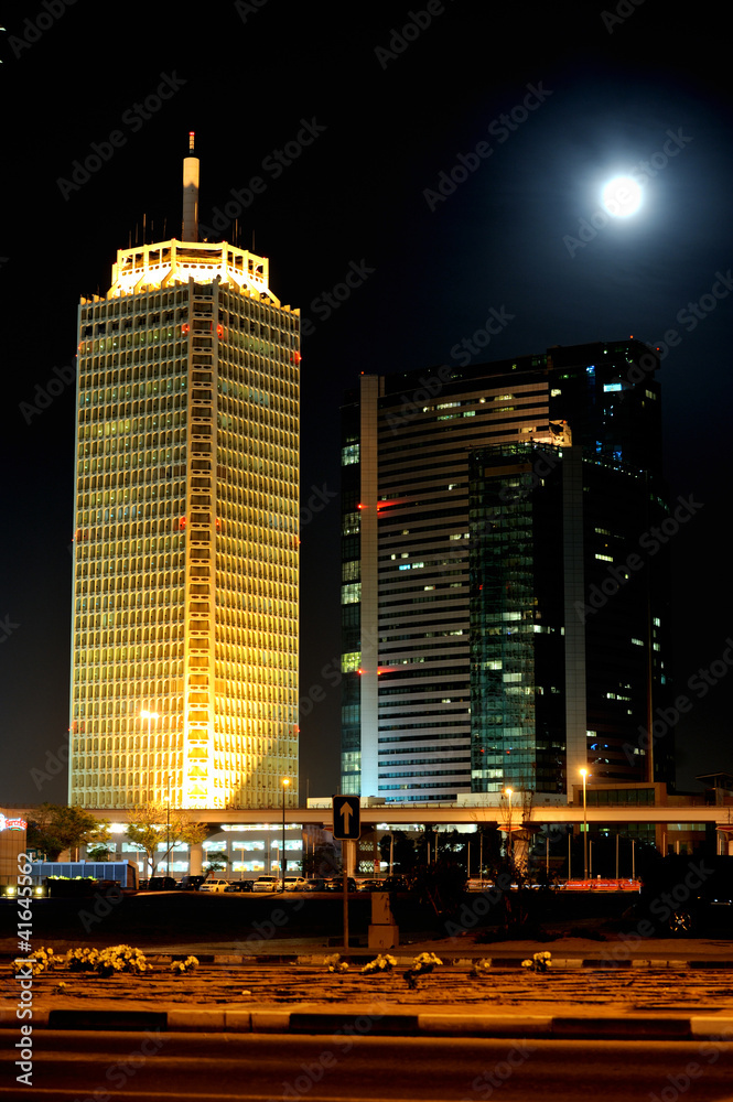 Obraz premium Dubai. World Trade center and moon
