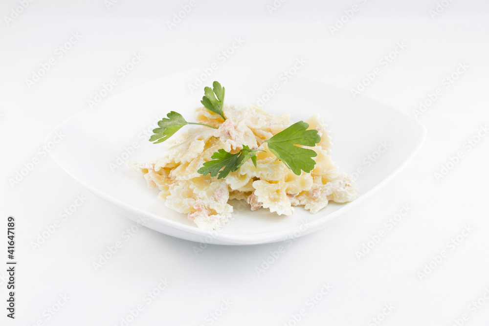 Farfalle con salmone su fondo bianco Farfalle con salmone su fondo bianco