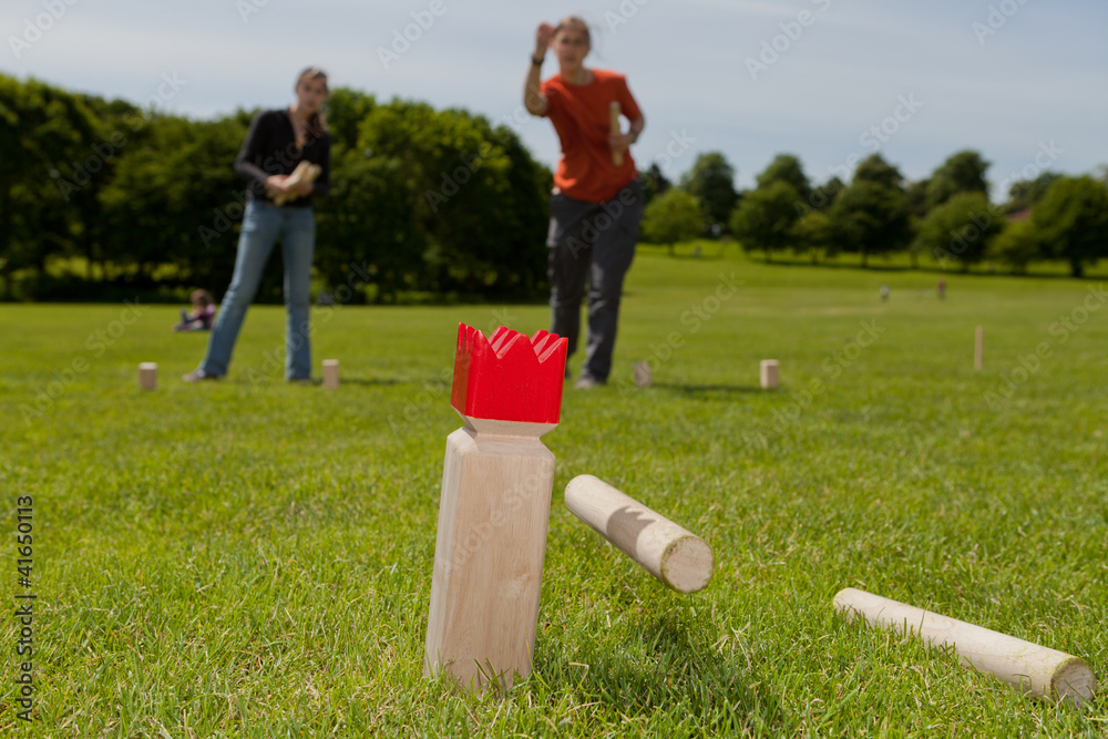 Fototapeta premium Jugendliche im Park spielen Kubb