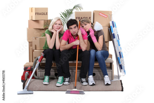 Foto Unhappy housemates cleaning their flat before moving out