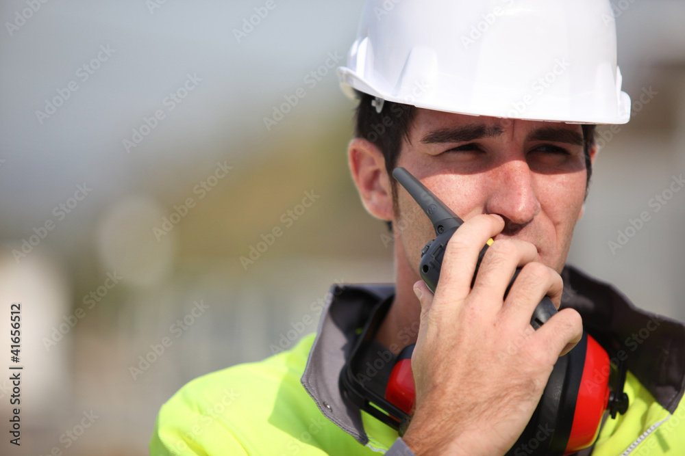 Φωτογραφία Foreman using radio to give instructions