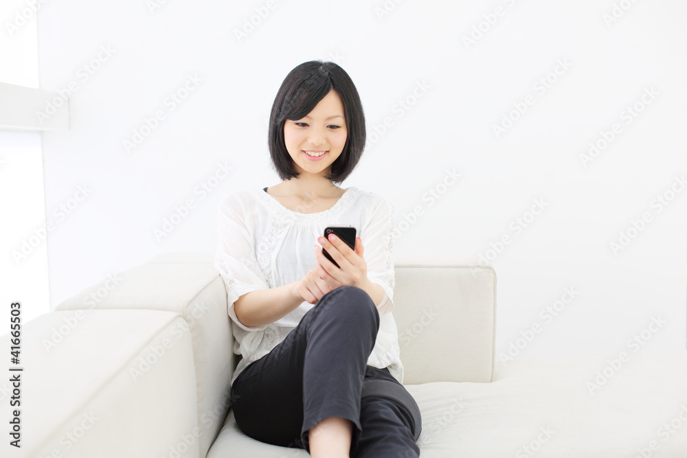 スマートフォンを使う女の子 スマートフォンを使う女の子