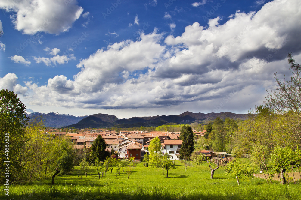Naklejka premium Vista di un paese con nuvole