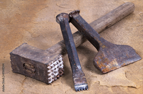 Steinmetzwerkzeug - Stockhammer und zwei Meißel photo