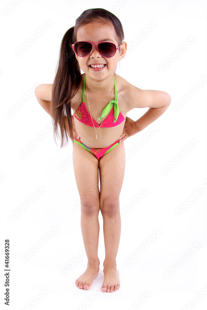jolie petite fille avec maillot de bain et lunette de soleil Stock Photo |  Adobe Stock