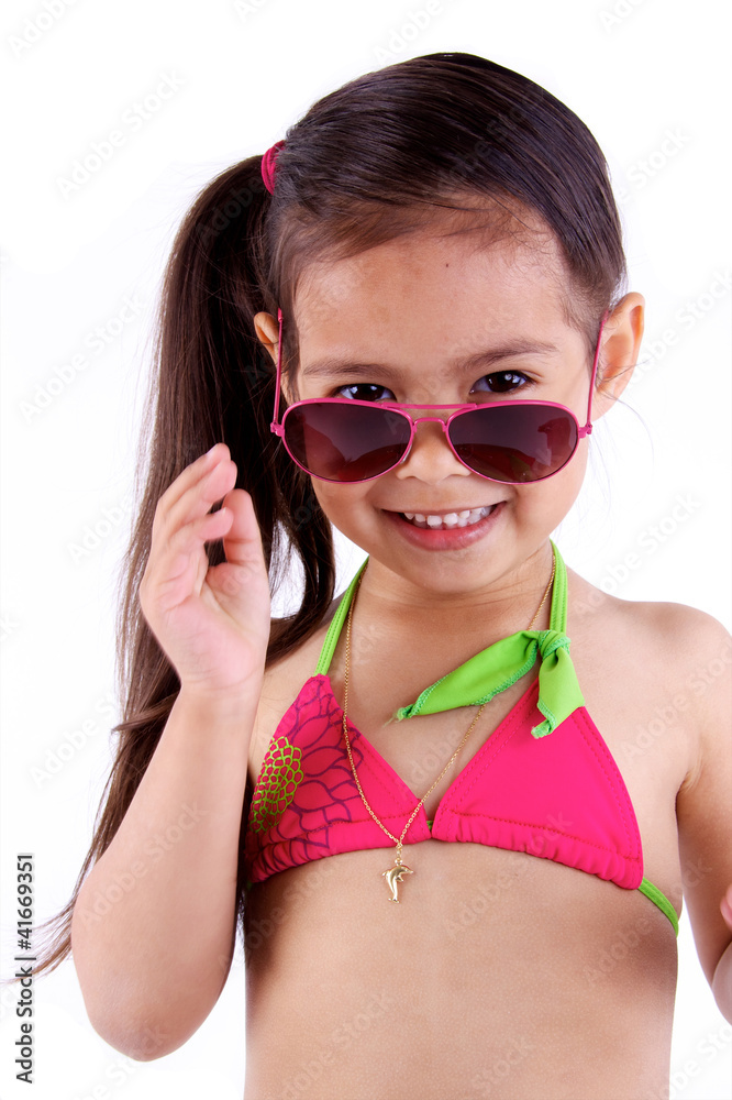 jolie petite fille avec maillot de bain et lunette de soleil Stock Photo |  Adobe Stock