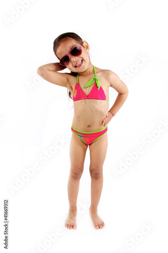 enfant en maillot de bain  lunette de soleil pose