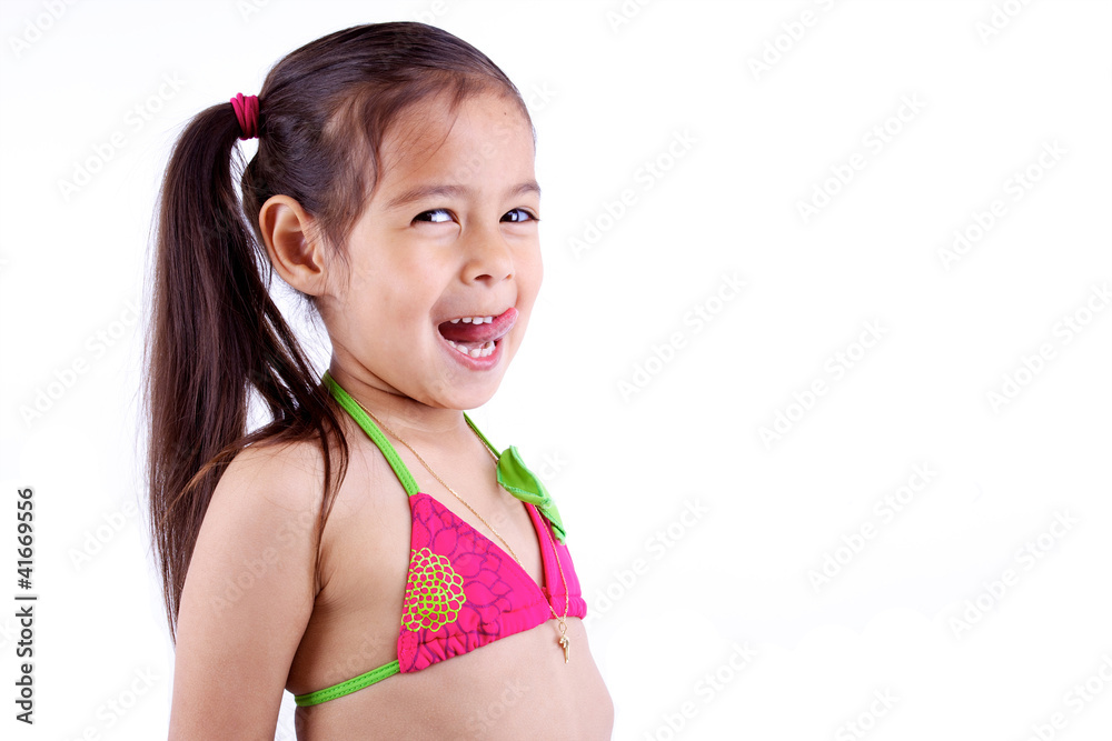 petite fille en maillot de bain qui tire la langue Stock Photo | Adobe Stock