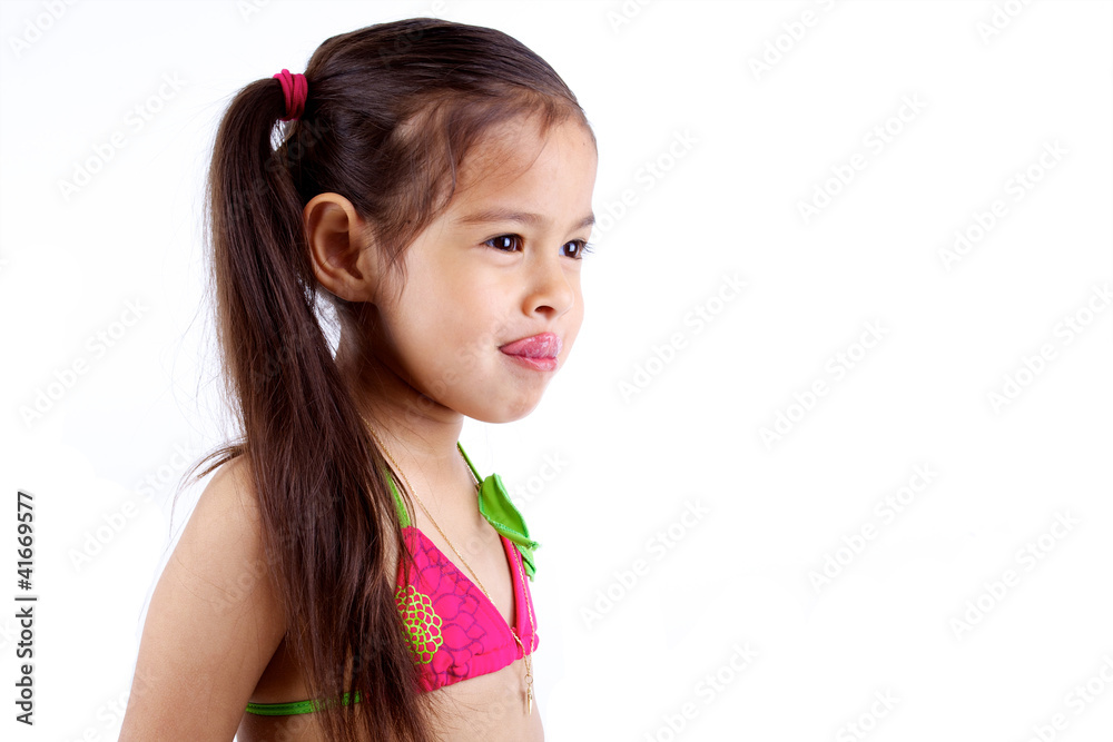 petite fille e maillot de bain qui tire la langue Stock Photo | Adobe Stock