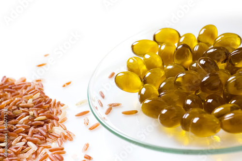 Obraz na płótnie transparent pills of vitamin E on dish and rice w salonie