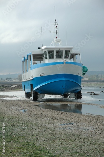 Navire amphibie roulant sur la plage