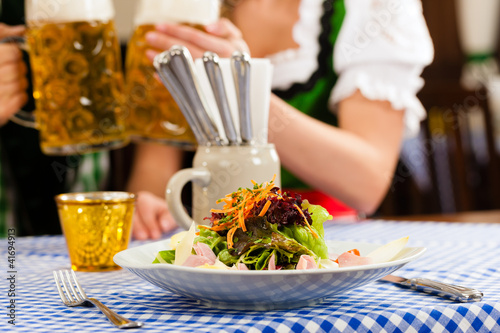 Leute in Bayerischer Tracht essen in Restaurant photo