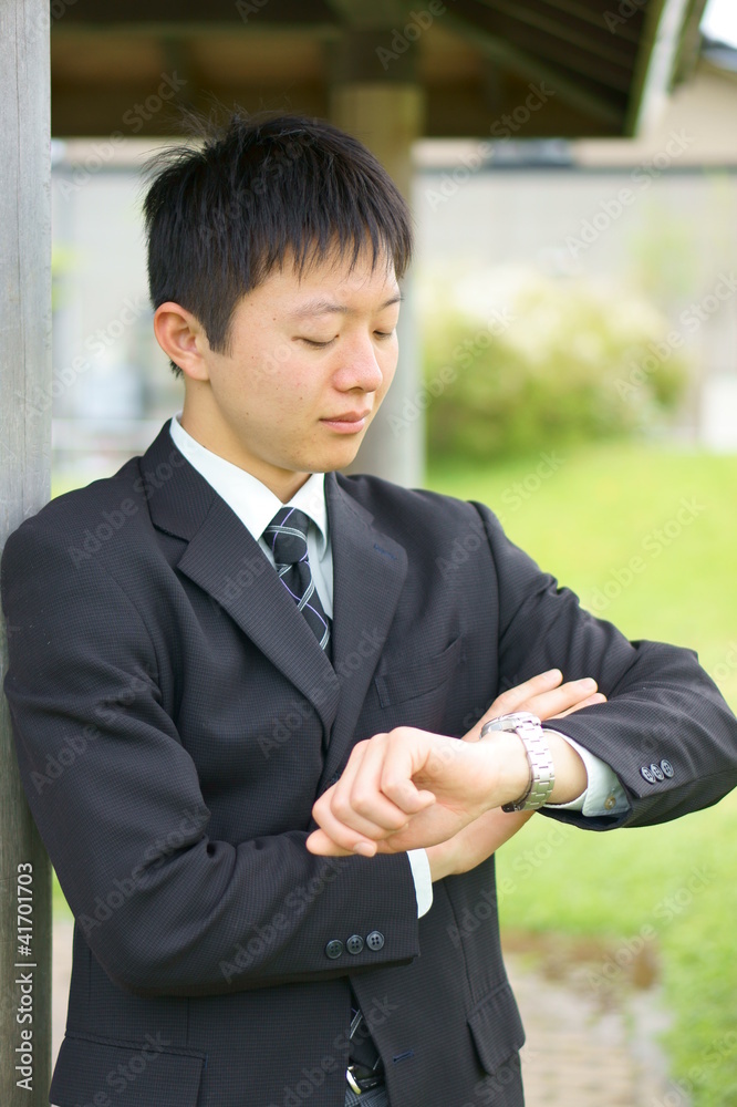 時計を見る男性 時計を見る男性
