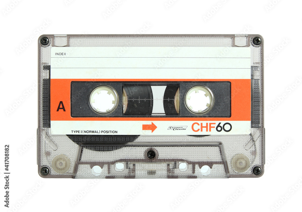 Fototapeta premium kaseta magnetofonowa na białym tle biały ze ścieżką przycinającą