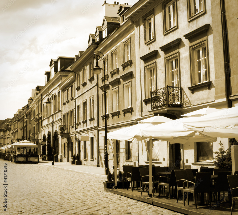 Obraz premium ulica starego miasta, Warszawa, Polska - w sepii