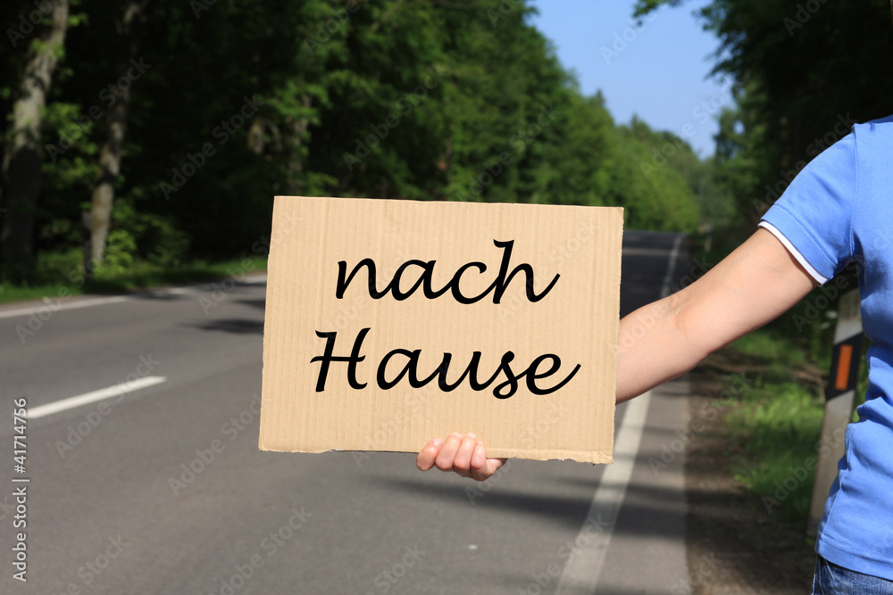 Tramper mit Schild nach Hause StockFoto Adobe Stock