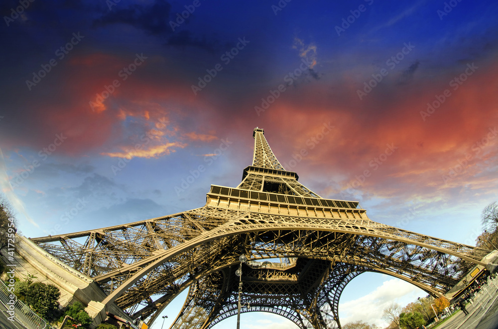 Fototapeta premium Sunrise in Paris, with the Eiffel Tower