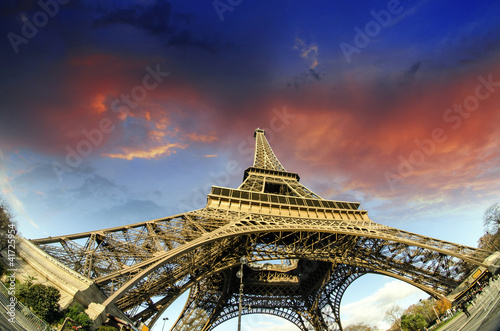 Sunrise in Paris, with the Eiffel Tower © jovannig