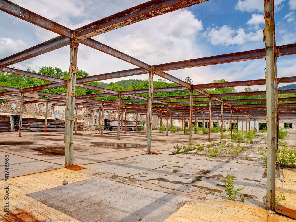 USINE EN RUINE USINE EN RUINE