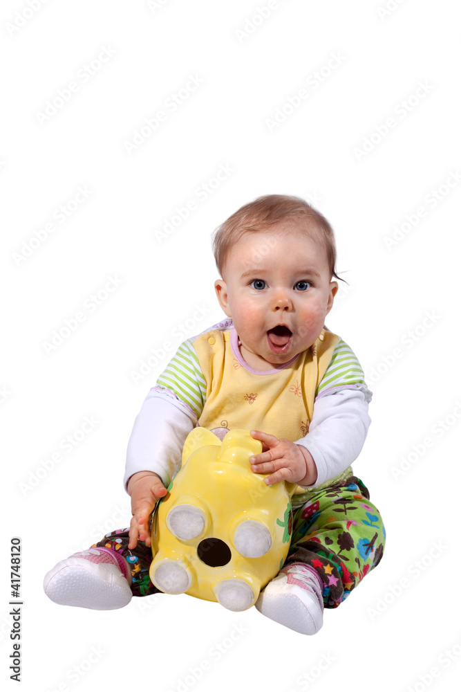Baby blickt überrascht weil Sparschwein leer ist Baby blickt überrascht weil Sparschwein leer ist