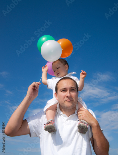 jeune papa avec son fils © Magalice
