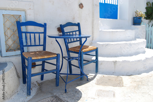 Dos sillas en una calle de Pyrgos. Santorini. Grecia..