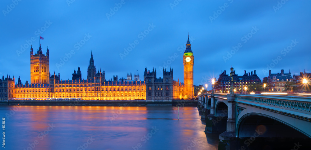 Obraz premium The Houses of Parliament after sunset