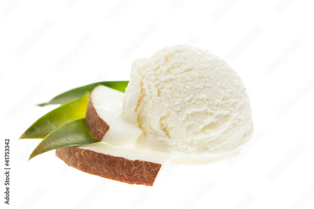 Eine Kugel Kokoseis von vorne mit Kokos und Blätter Eine Kugel Kokoseis von vorne mit Kokos und Blätter