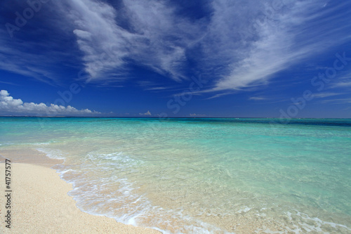 南国の綺麗な砂浜と紺碧の空