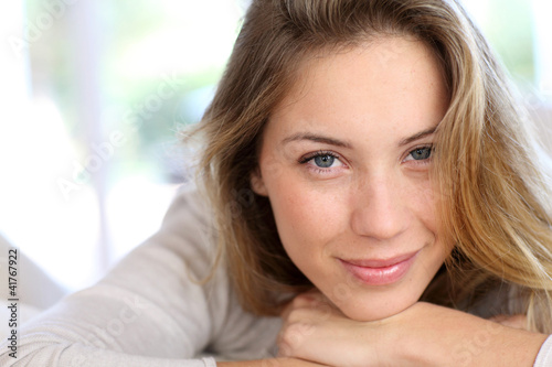Cuadro en lienzo Beautiful young woman with blue eyes