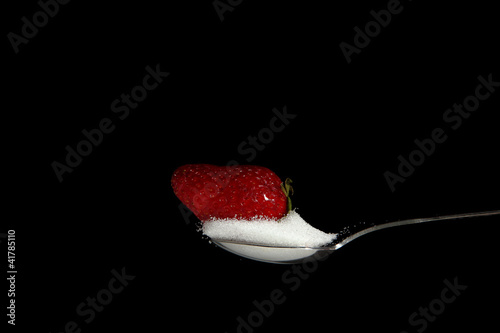 Fototapeta Naklejka Na Ścianę i Meble -  Cuillère & Sucre & Fraise