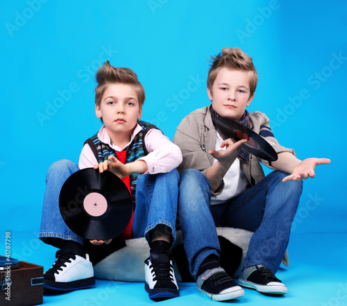 Фотография teo boys with vinil records